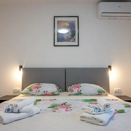 Restaurant & Nino Guest house *